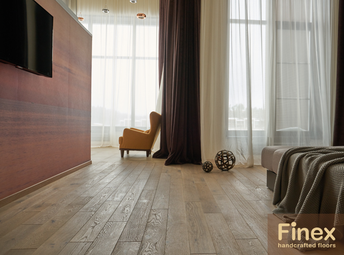 Инженерная доска Finex. Дизайн паркета – «Верджн»(выглядит как дуб натуральный непокрытый) и «Мерлетто» (серый дуб). Покрытие паркета - масло-воск. Ширина паркетной доски – 140 мм, длина – от 0,5 до 2,4 м (нефиксированная), селекция – Рустик, инженерная к